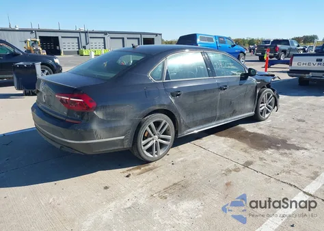 2018 Volkswagen Passat 2.0T R-Line/2.0T S z USA, uszkodzony, nr VIN 1VWAA7A3XJC005206
